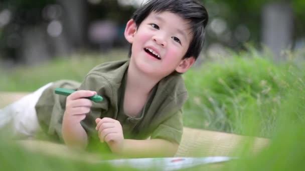 Lindo niño asiático dibujo con crayón — Vídeo de stock