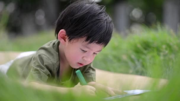 Lindo niño asiático dibujo con crayón — Vídeo de stock