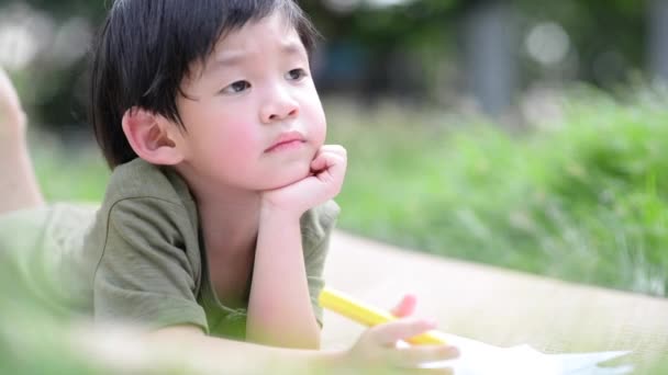 Lindo niño asiático dibujo con crayón — Vídeo de stock