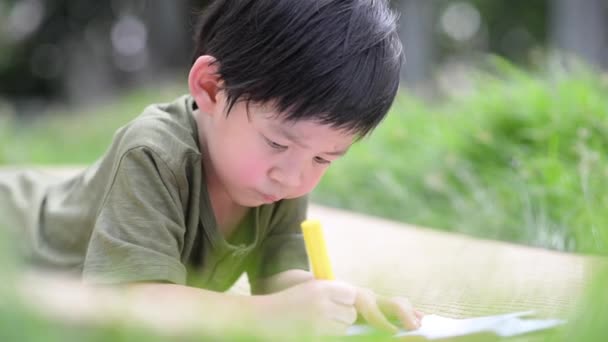 mignon asiatique enfant dessin image avec crayon 