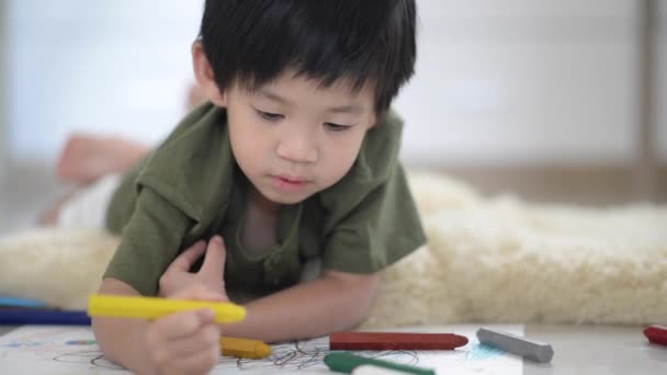 Lindo niño asiático dibujo con crayón — Vídeos de Stock