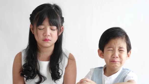 Asiático niños llorando en blanco fondo, cámara lenta — Vídeo de stock