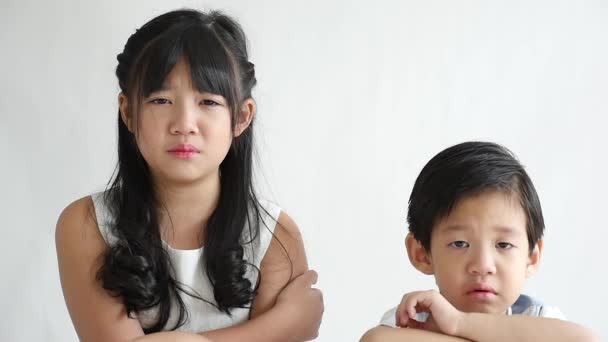 Asiático crianças chorando no fundo branco, câmera lenta — Vídeo de Stock
