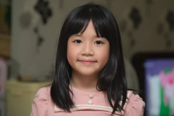 Menina Asiática Bonito Sorrindo Olhando Para Câmera — Fotografia de Stock