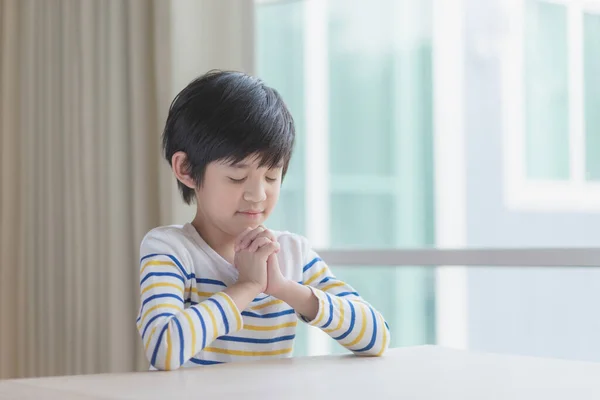 Tatlı Asyalı Çocuk Sabah Gözleri Kapalı Dua Ediyor — Stok fotoğraf
