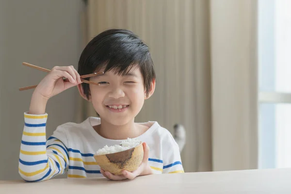 Lindo Chico Asiático Comiendo Arroz Con Palillos — Foto de Stock