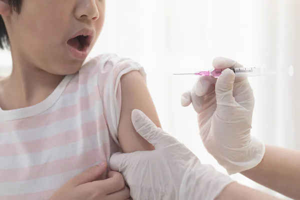Азиатский Ребенок Боится Вакцинации Лицензионные Стоковые Фото