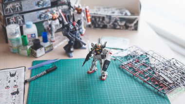 BANGKOK, THAILAND - 15 Nisan 2021: Plastik model RX-178 Gundam MK-II (A.E.U.G.) Gerçek not 1: 144