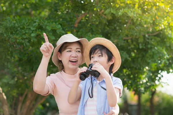 여름날에 야외에서 쌍안경을 사용하는 아시아의 어머니 와아들 — 스톡 사진