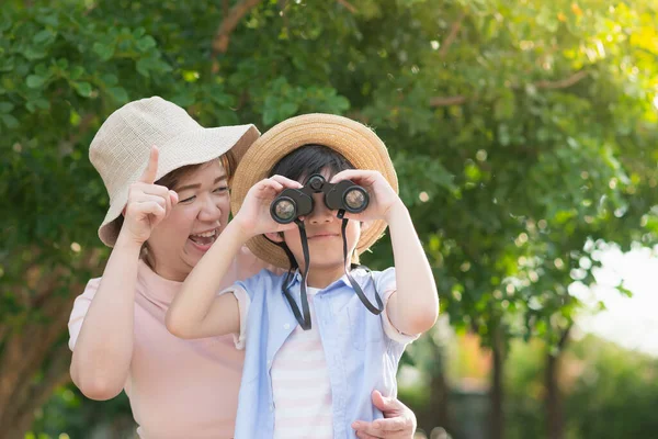 Азиатская Мать Сын Используют Бинокль Открытом Воздухе Солнечный Летний День — стоковое фото