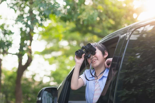 Asiatique Enfant Tenant Des Jumelles Par Fenêtre Voiture Jour Été — Photo