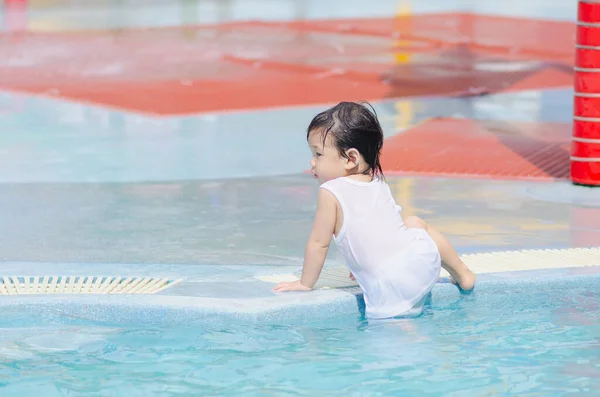 Glad Asiatisk Pojke Har Roligt Att Spela Parken — Stockfoto
