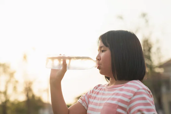 Vacker Asiatisk Flicka Dricker Vatten Från Flaska Utomhus — Stockfoto