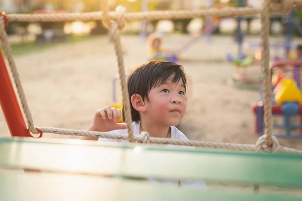 Asiatiskt Barn Leker Lekplatsen Sommaren — Stockfoto