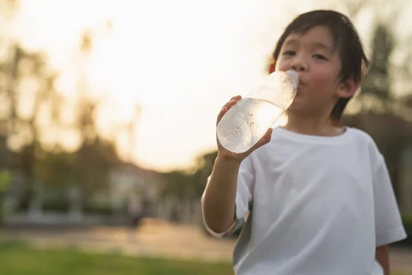 Mignon Asiatique Garçon Boissons Eau Partir Bouteille Extérieur — Photo