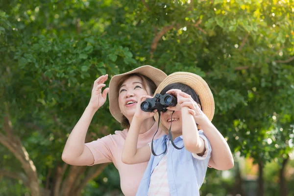 Madre Hijo Asiáticos Usando Prismáticos Aire Libre Soleado Día Verano — Foto de Stock