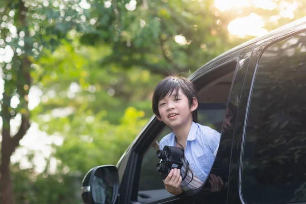 Asiático Criança Segurando Binóculos Fora Janela Carro Dia Verão — Fotografia de Stock