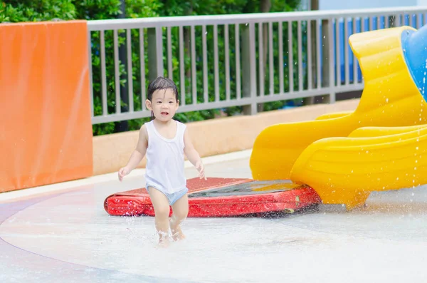 Glad Asiatisk Pojke Har Roligt Att Spela Parken — Stockfoto