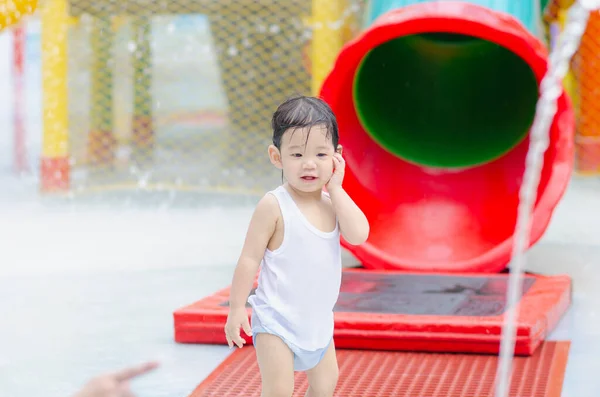 幸せなアジアの少年は公園で遊んでいます — ストック写真