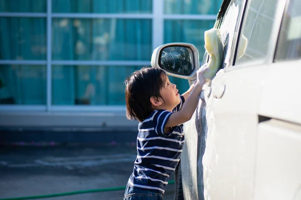 Mignon Asiatique Enfant Lavage Voiture Sur Été Jour — Photo