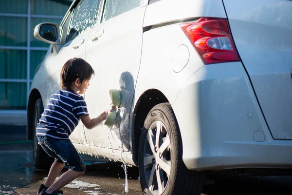 夏の日に車を洗うかわいいアジアの子供 — ストック写真