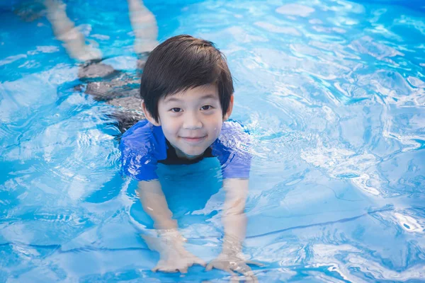 Söt Asiatisk Pojke Simmar Och Spelar Pool — Stockfoto
