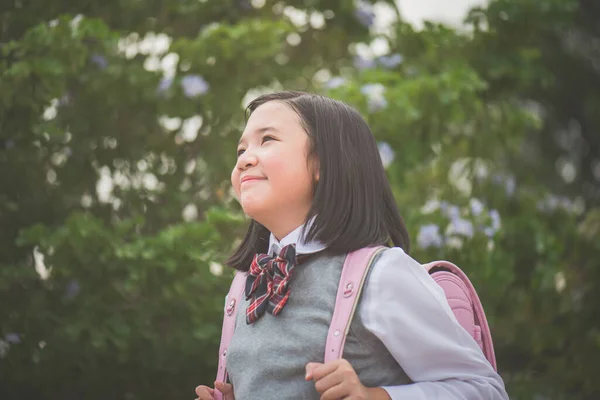 Menina Escola Asiática Bonita Com Mochila Rosa Olhando Para Livre — Fotografia de Stock