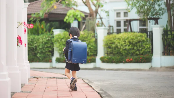 Azjatycki Student Plecakiem Świeżym Powietrzu Powrót Koncepcji Szkoły — Zdjęcie stockowe