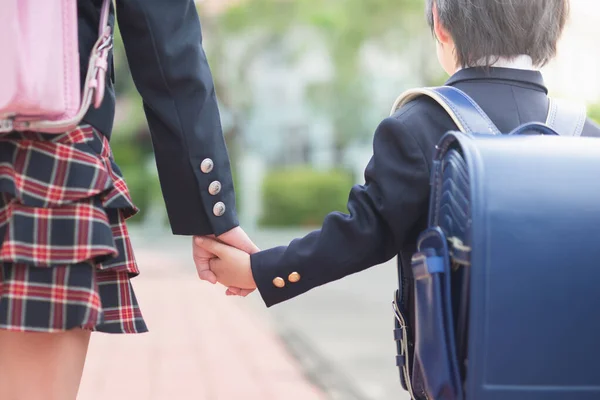 学校に行く途中で手を携えてかわいいアジアの子供たち — ストック写真