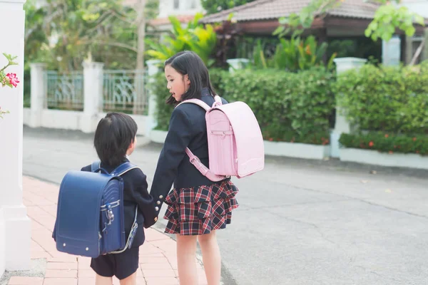 Bonito Asiático Crianças Segurando Mão Juntos Enquanto Vai Para Escola — Fotografia de Stock
