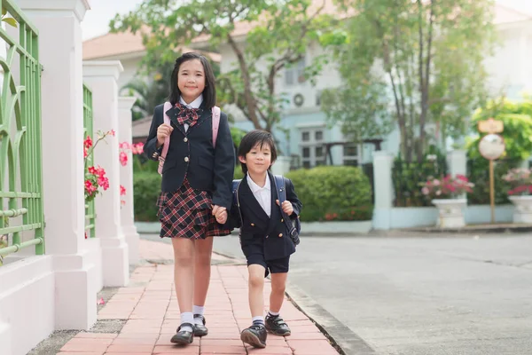 Roztomilé Asijské Děti Drží Ruku Ruce Zatímco Jde Školy — Stock fotografie