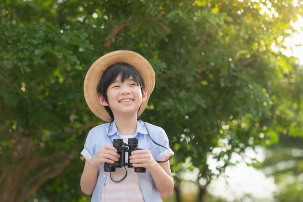 Roztomilé Asijské Dítě Drží Dalekohled Venku Slunečný Letní Den Royalty Free Stock Fotografie