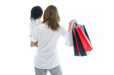 Bebek ve alışveriş torbaları beyaz arka plan asian morther