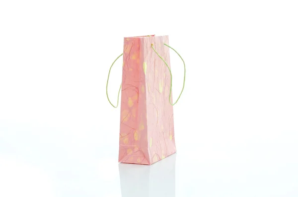 Bolso de papel mulburry rosa sobre fondo blanco —  Fotos de Stock