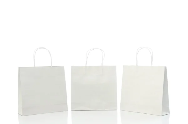 Белая сумка для покупок на белом фоне — стоковое фото