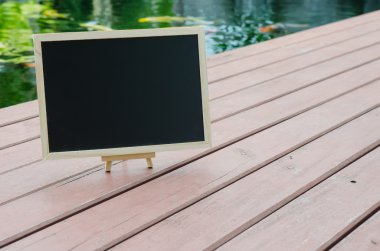 Kara tahta üzerinde ahşap floo