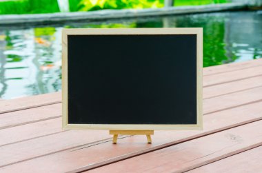 Kara tahta üzerinde ahşap floo