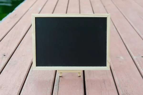Kara tahta üzerinde ahşap floo — Stok fotoğraf