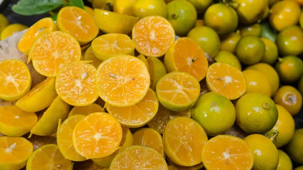 许多新鲜切片柑橘类水果 — 图库照片