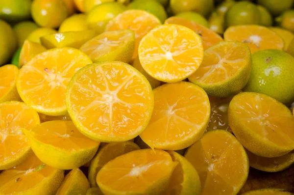 许多新鲜切片柑橘类水果 — 图库照片