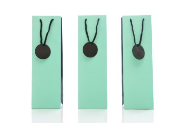 Beyaz arka planda yeşil alışveriş çantası 