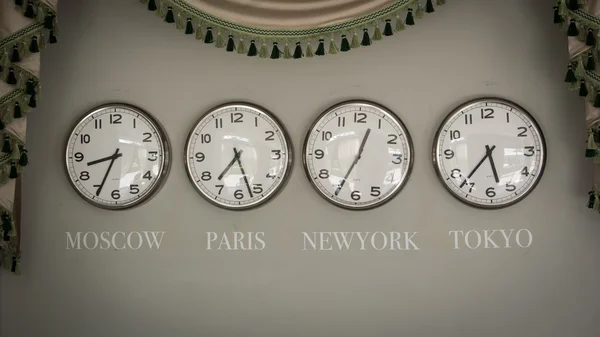 Clocks on a wall with time zone of different country — Stock Photo, Image
