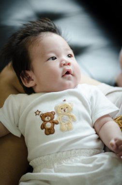 Bebek Anneannelerin elinde.