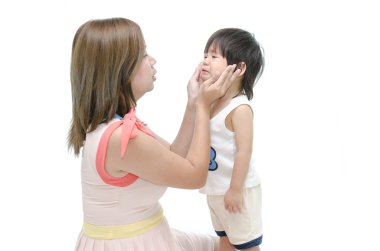 Anne ve Asya bebek ağlıyor