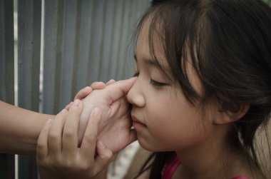 Kızın annesi elele