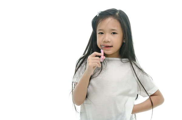 Маленька красива азіатська дівчина чистить зуби — стокове фото