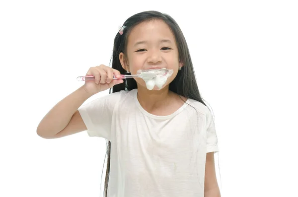 Petite belle asiatique fille brossage dents — Photo