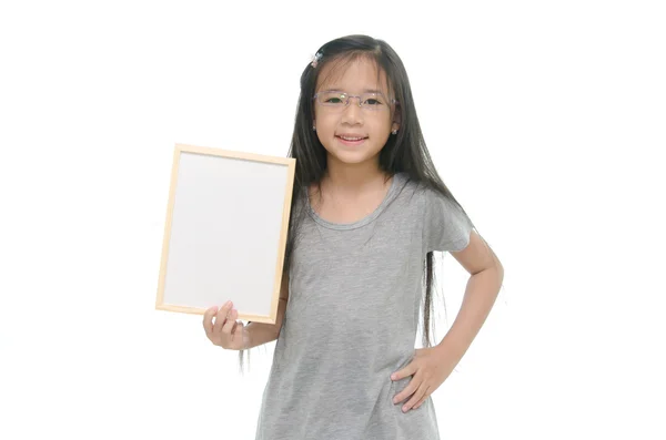 Kleines asiatisches Mädchen mit leerem Whiteboard — Stockfoto