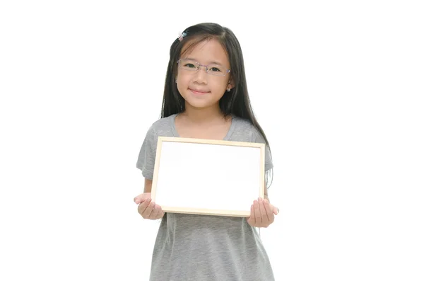 Petite fille asiatique tenant tableau blanc vide — Photo