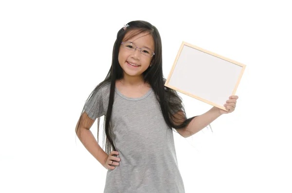 Aziatische meisje bedrijf leeg whiteboard — Stockfoto